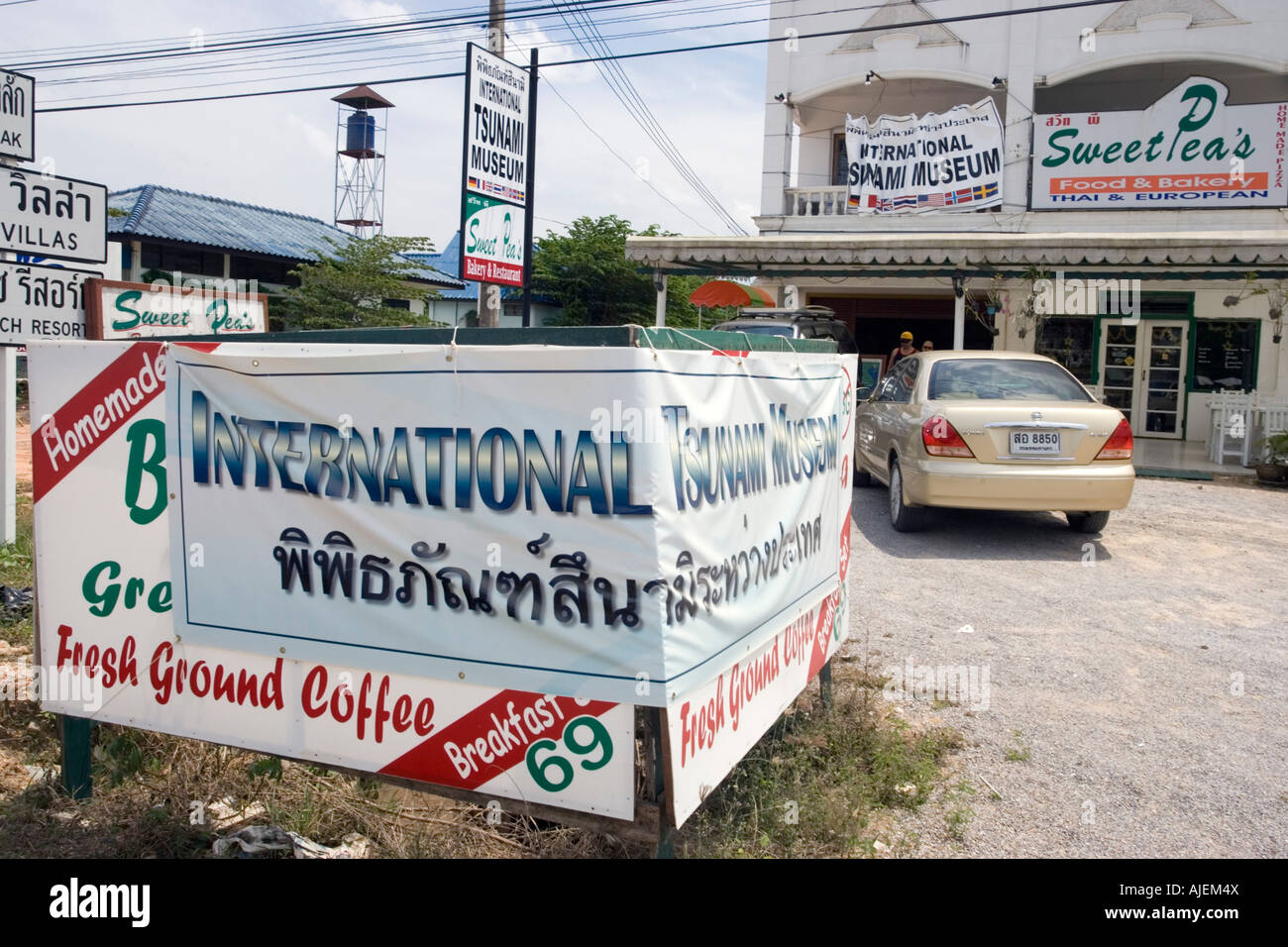 Banner pubblicitari museo dello tsunami a Khao Lak Thailandia Foto Stock
