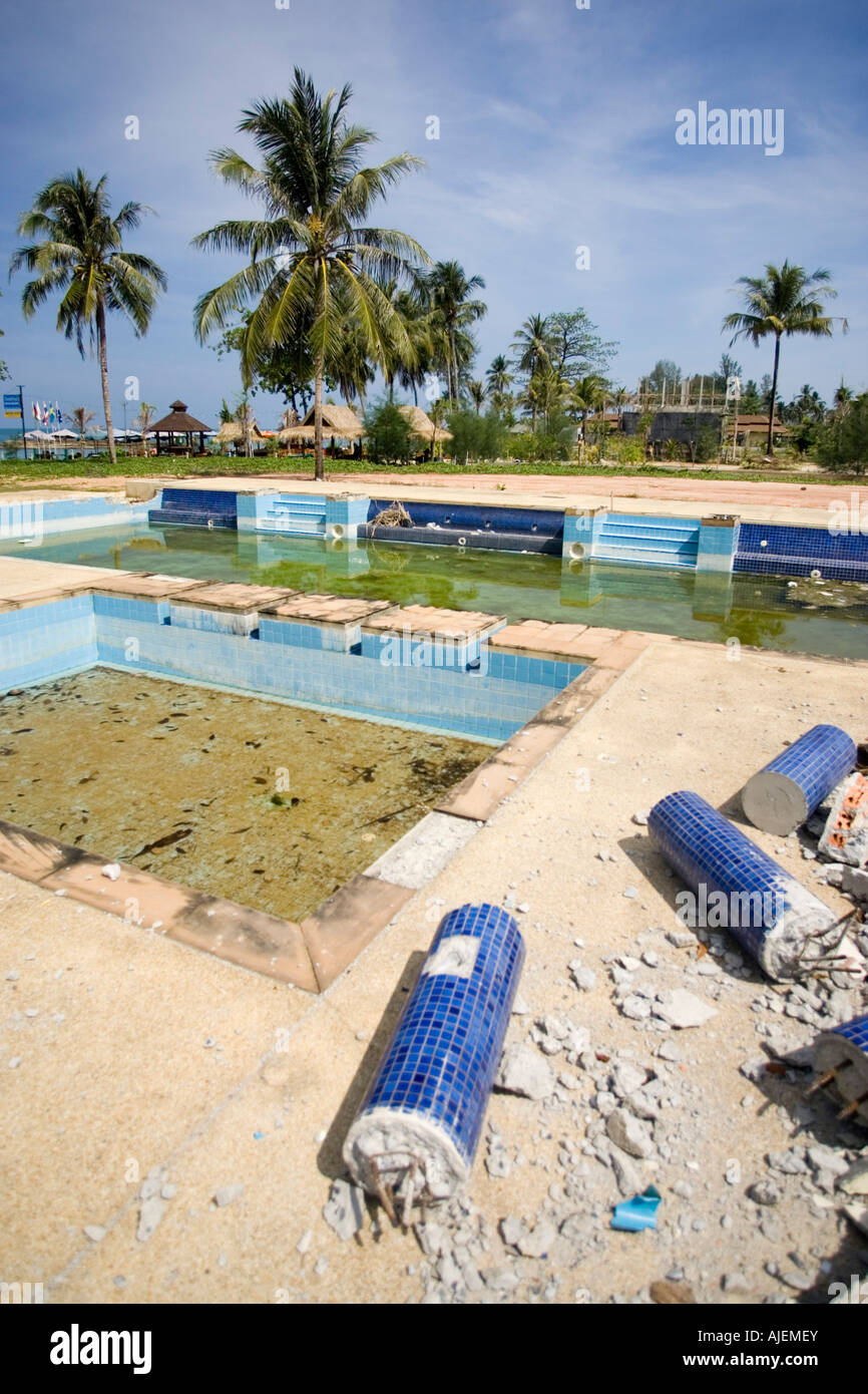 Beach Resort piscina devastata da 2004 Oceano Indiano tsunami Khao Lak Thailandia Foto Stock
