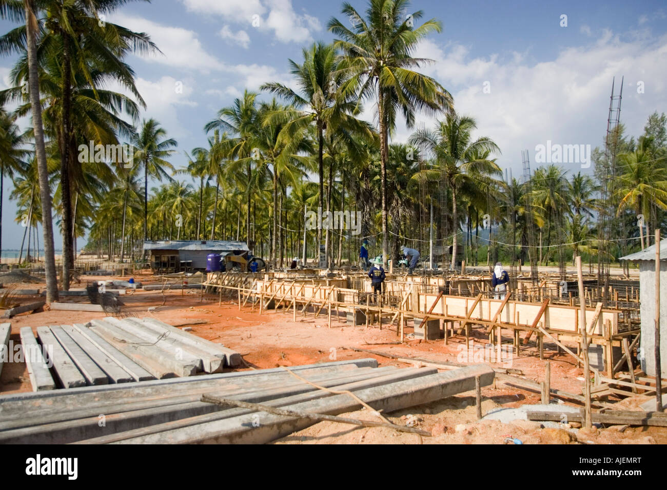 Edifici di spiaggia la ricostruzione dopo lo tsunami 2004 Bang Niang Beach Khao Lak Thailandia Foto Stock