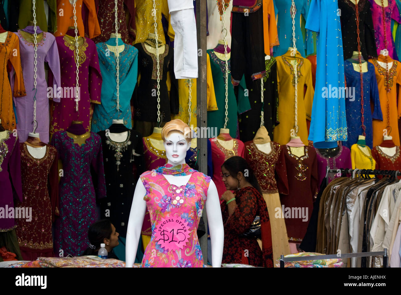 Sari colorati negozio di abbigliamento Little India di Singapore Foto Stock