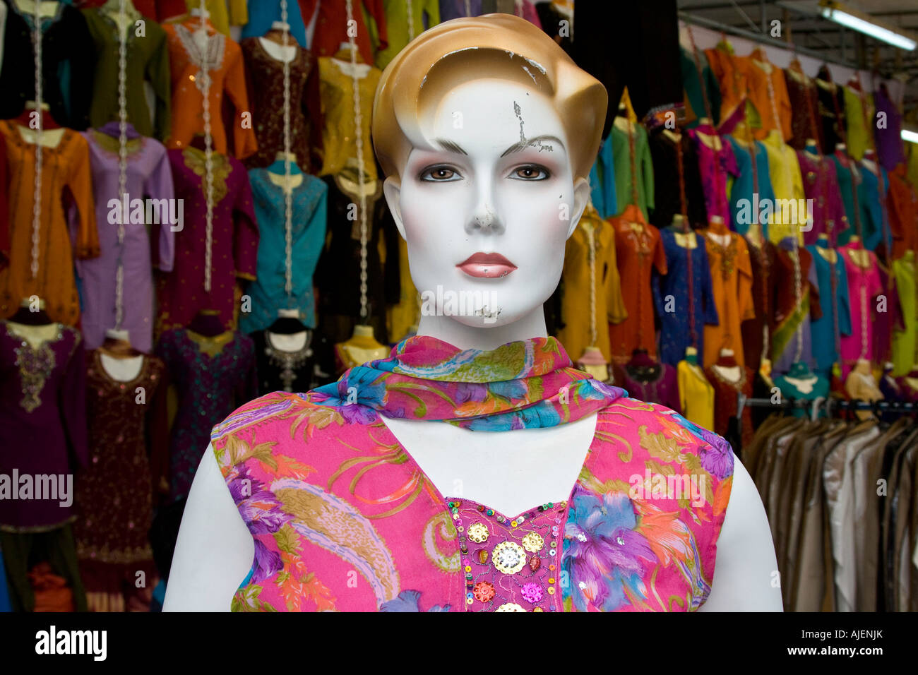 Sari colorati negozio di abbigliamento Little India di Singapore Foto Stock