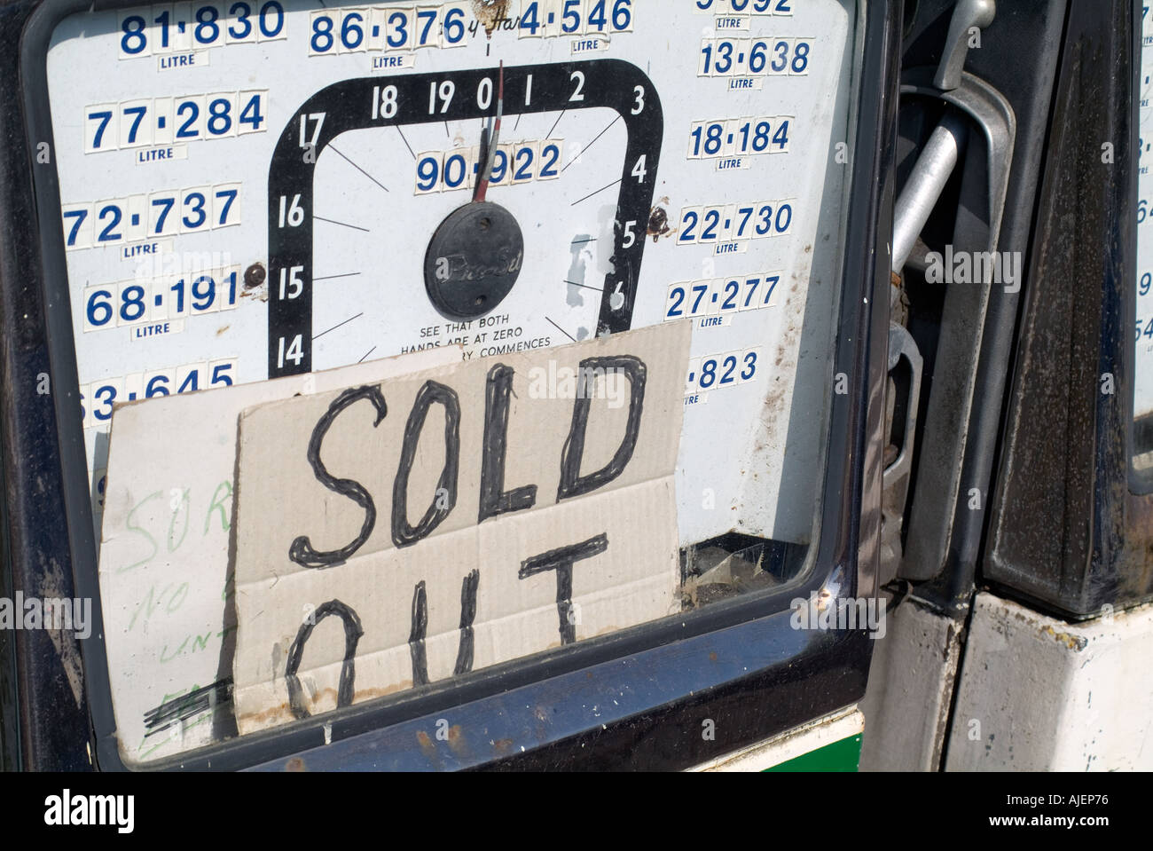 Vecchia pompa di benzina con sold out segno compresi i prezzi della benzina Foto Stock