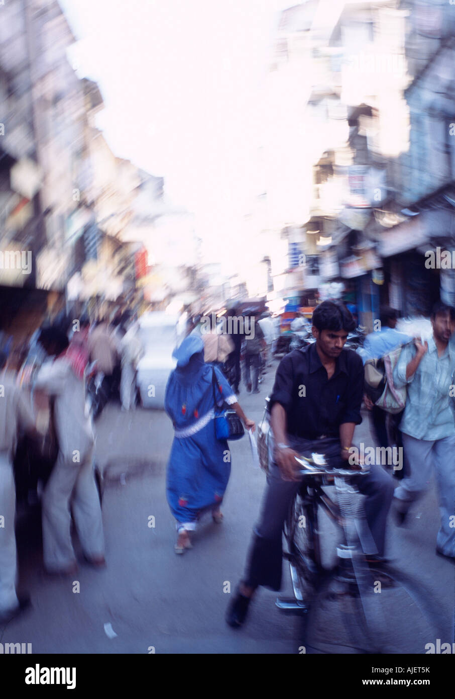 Uomo in bici, strada trafficata scena, Mumbai, India Foto Stock