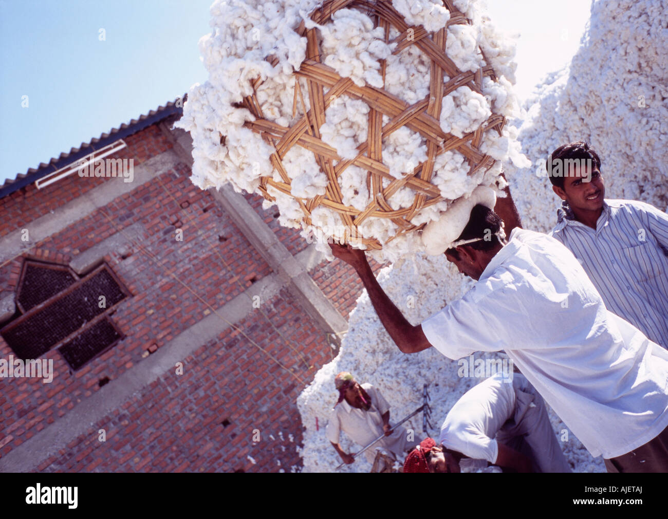 I lavoratori in cotone mill, Gujarat, India Foto Stock