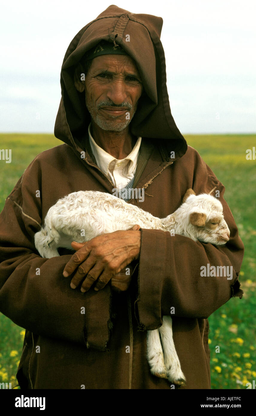 Contadino con un giovane capra Foto Stock