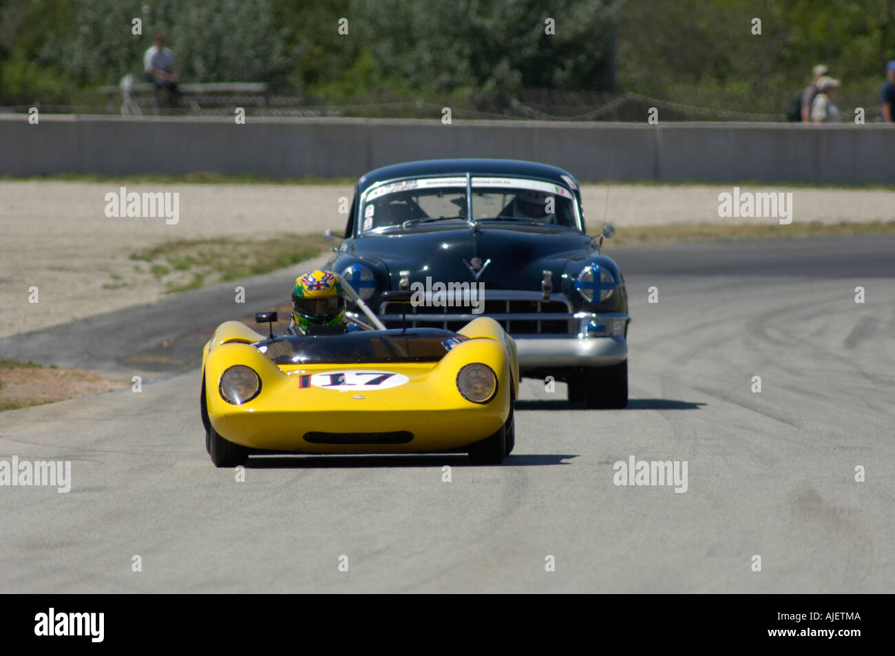 1965 Genie MkXIII seguita da un 1949 Cadillac berlina a 2006 Kohler sfida internazionale con Brian Redman a Road America Foto Stock