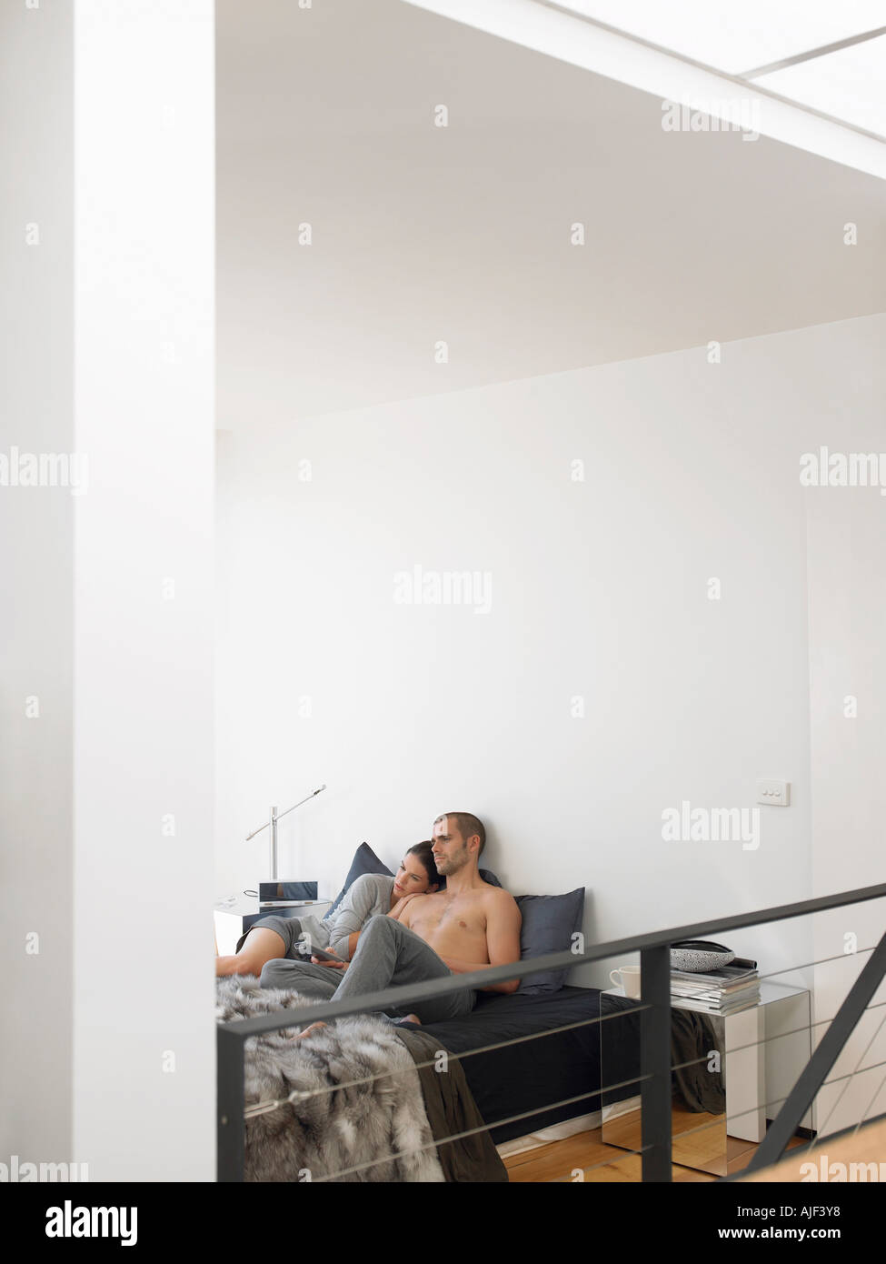 Giovane giacente sul letto Foto Stock