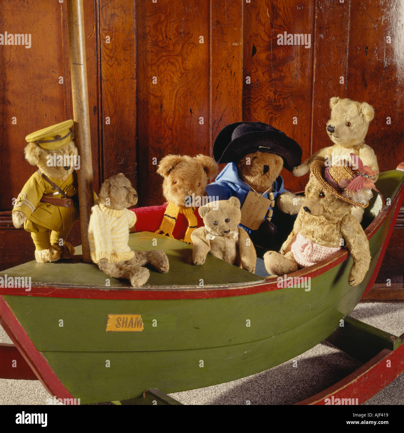 Una raccolta di tradizionali orsetti di peluche in una barca giocattolo Foto Stock