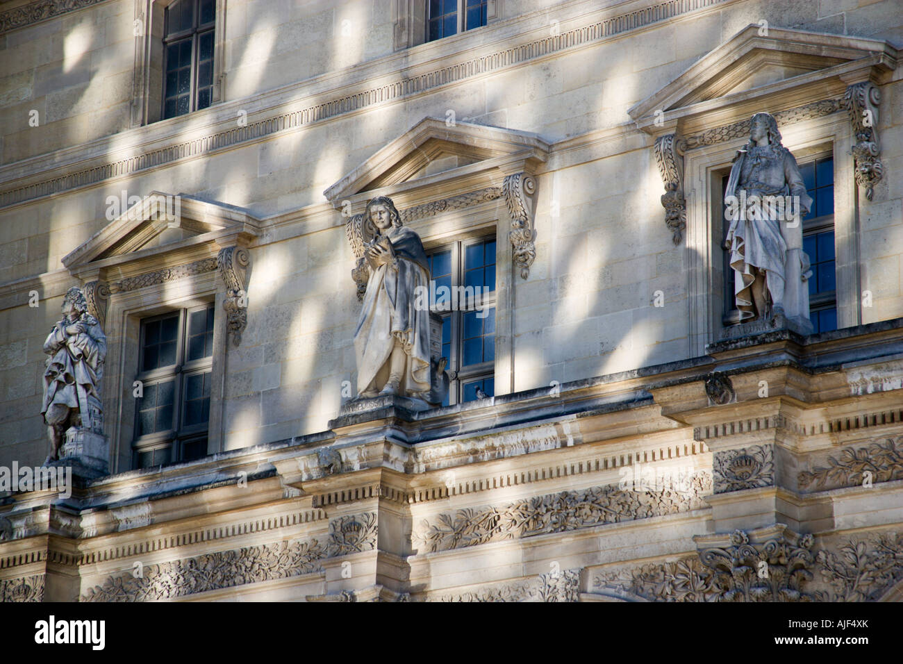 Francia Ile de France Parigi statue su un balcone di Denon ala del Musee du Louvre Museum Galleria d'arte Foto Stock