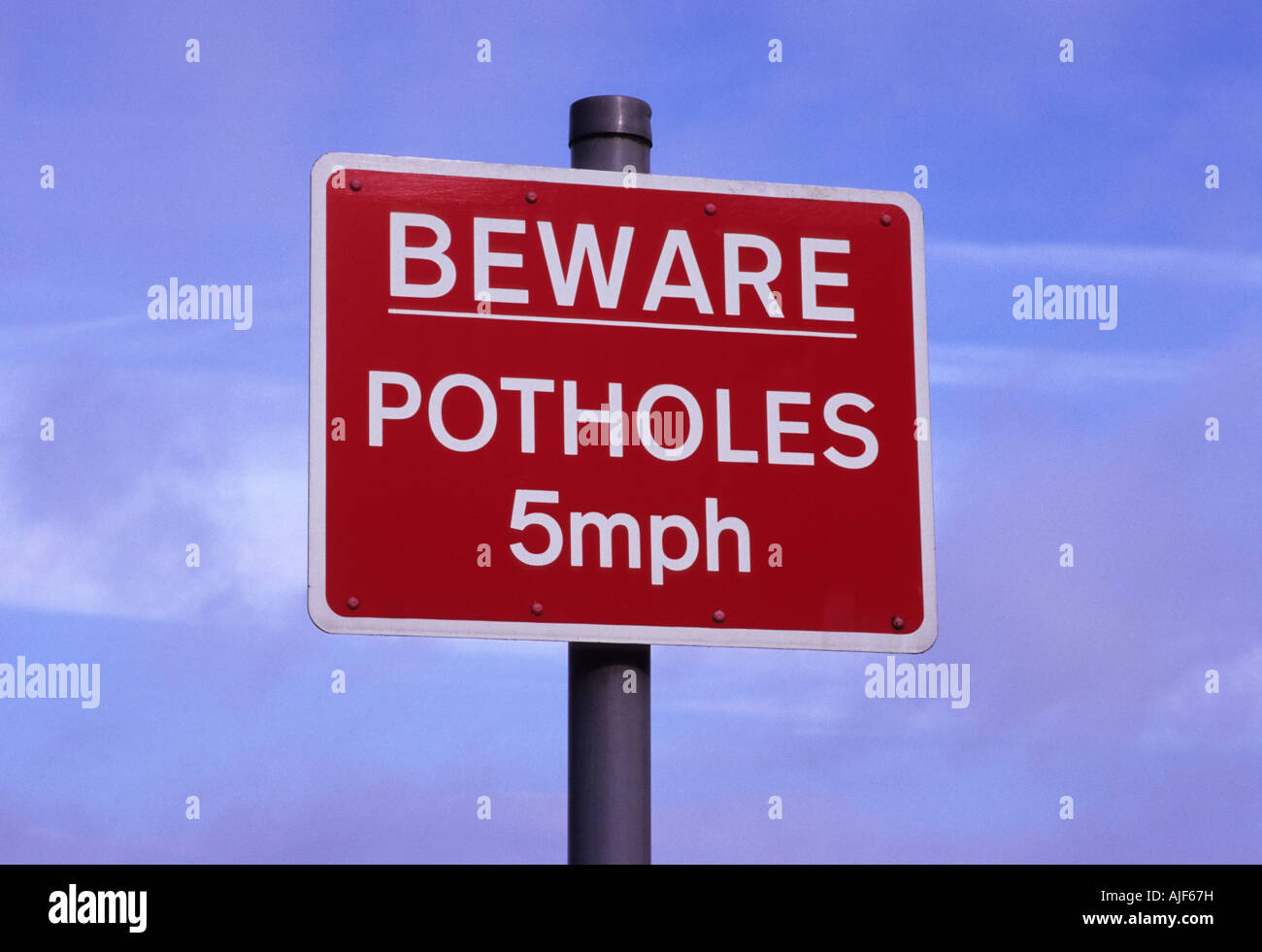 Firmare i driver di avvertimento di buche in road uk Foto Stock
