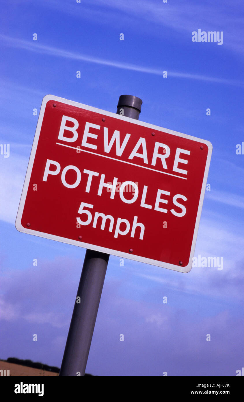 Segno di avvertimento di buche in road uk Foto Stock