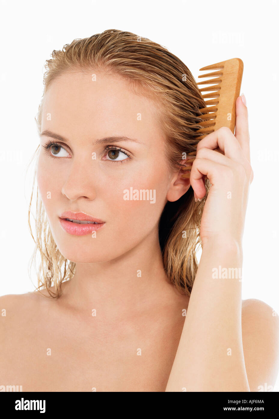 Giovane donna bionda di pettinatura dei capelli bagnati, close up Foto Stock