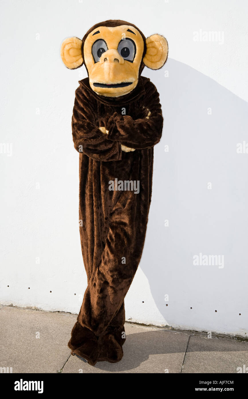 Orinato persona in costume di scimmia Foto Stock