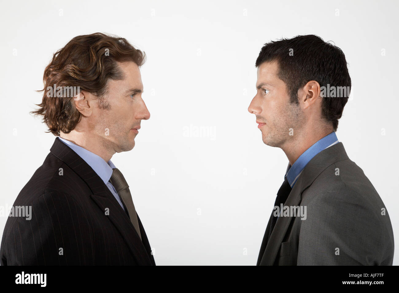 Uomini d'affari faccia a faccia su sfondo bianco Foto Stock