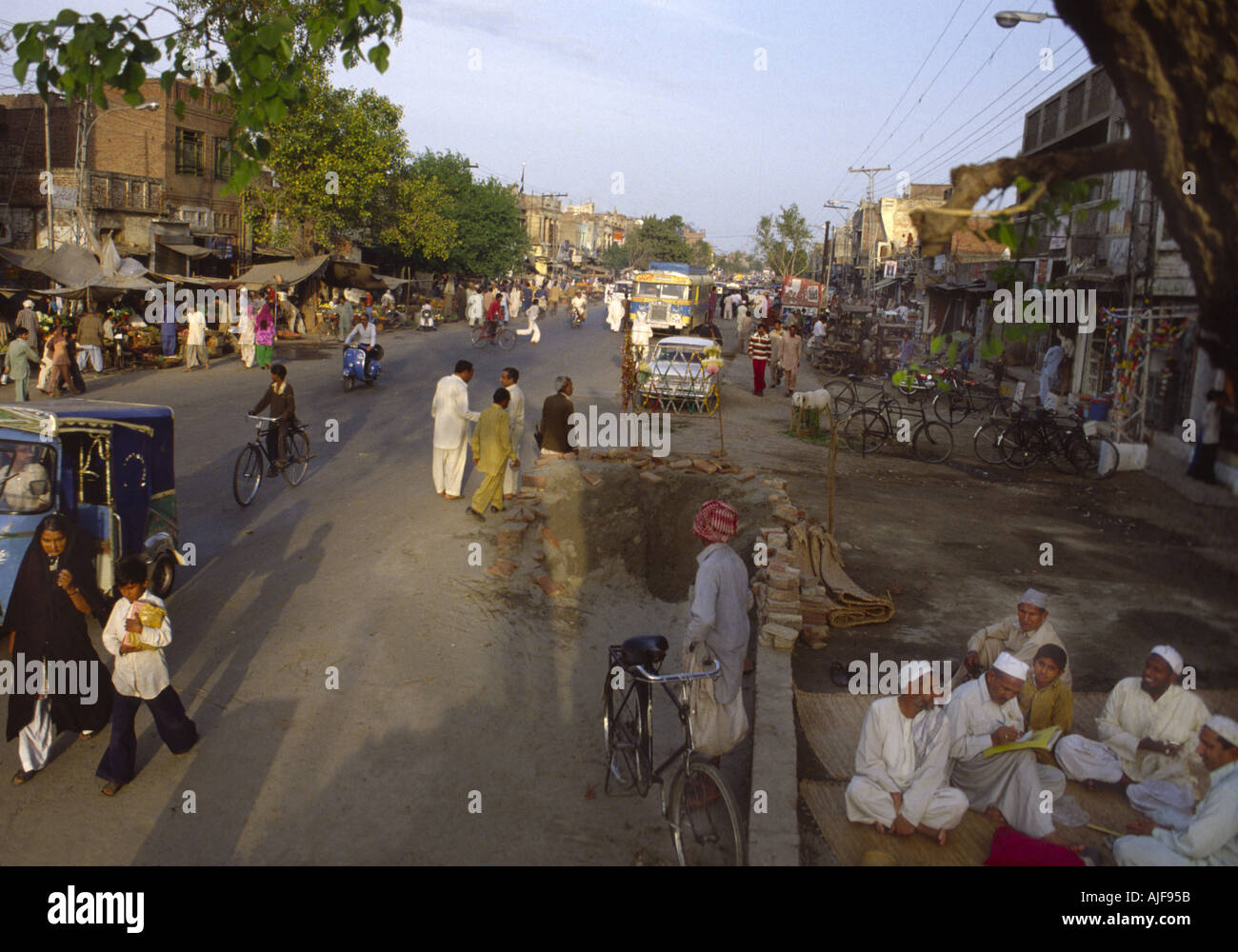 Il Pakistan Lahore street scene con mullah discutendo Foto Stock