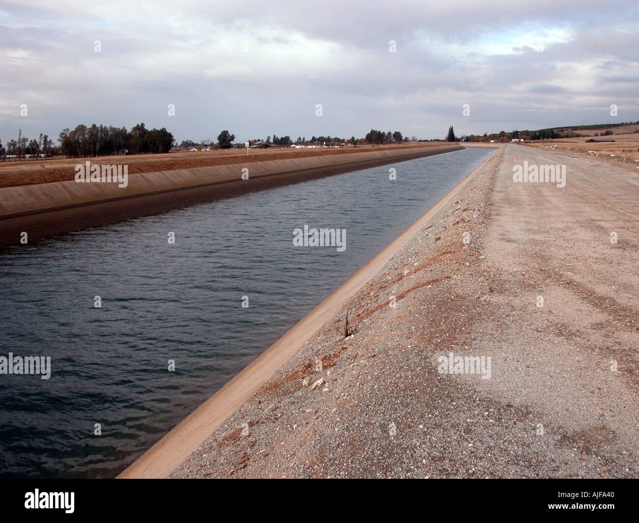 Canale di irrigazione in California centrale Foto Stock