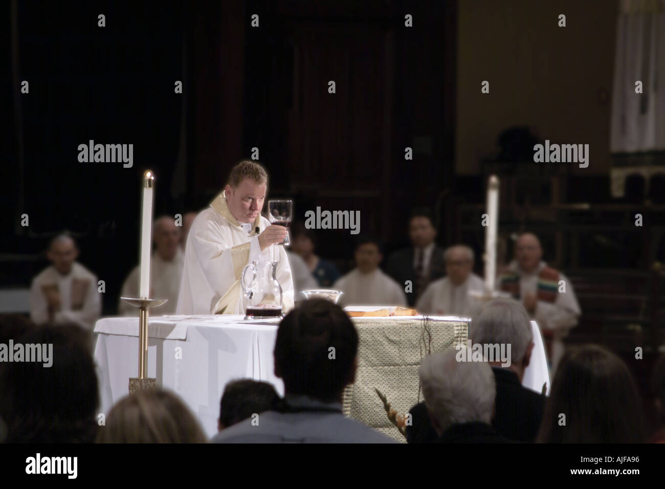 Sacerdote celebrare la Messa cattolica Foto Stock