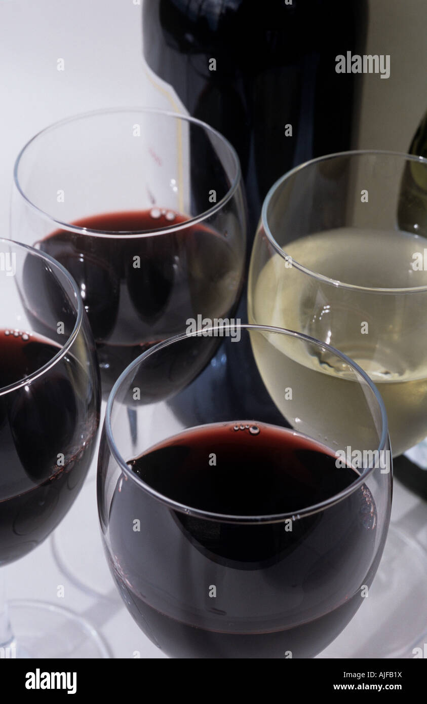 Bicchieri di vino rosso e bianco Foto Stock