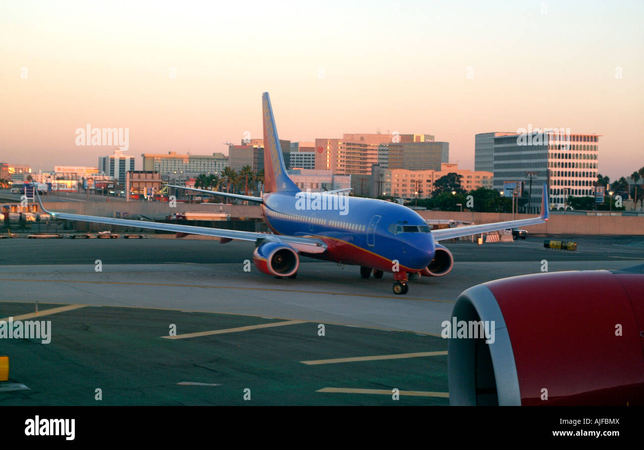 Los Angeles Airport Hotel e ufficio blocchi movimenti aerei A Southwest Airlines Boeing taxi-ing per il decollo Foto Stock