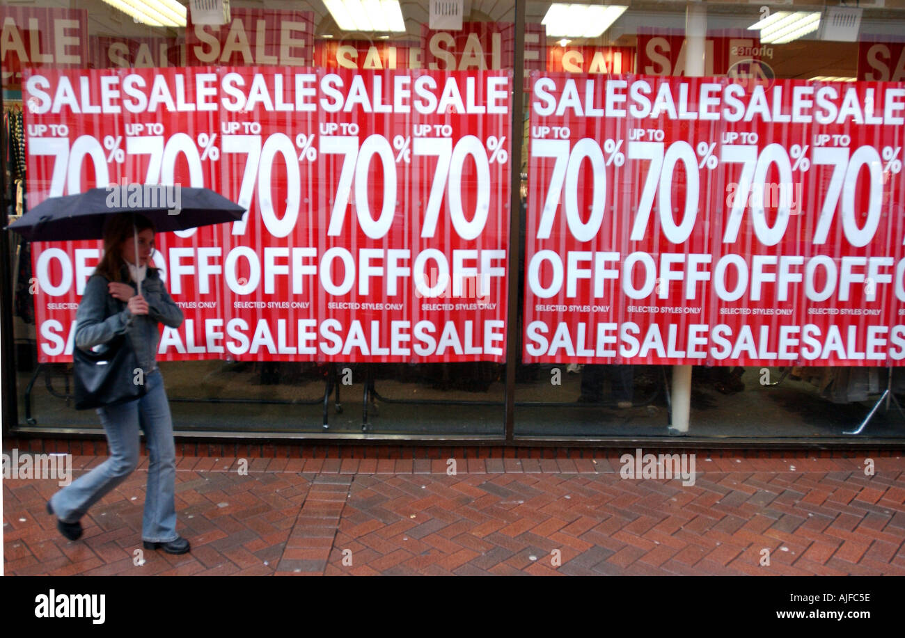 Le vendite dei manifesti in strada per lo shopping England Regno Unito Foto Stock
