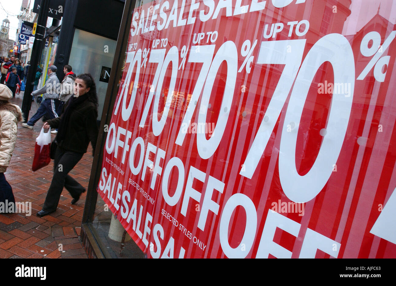 Le vendite dei manifesti in una strada dello shopping in Inghilterra, Regno Unito Foto Stock