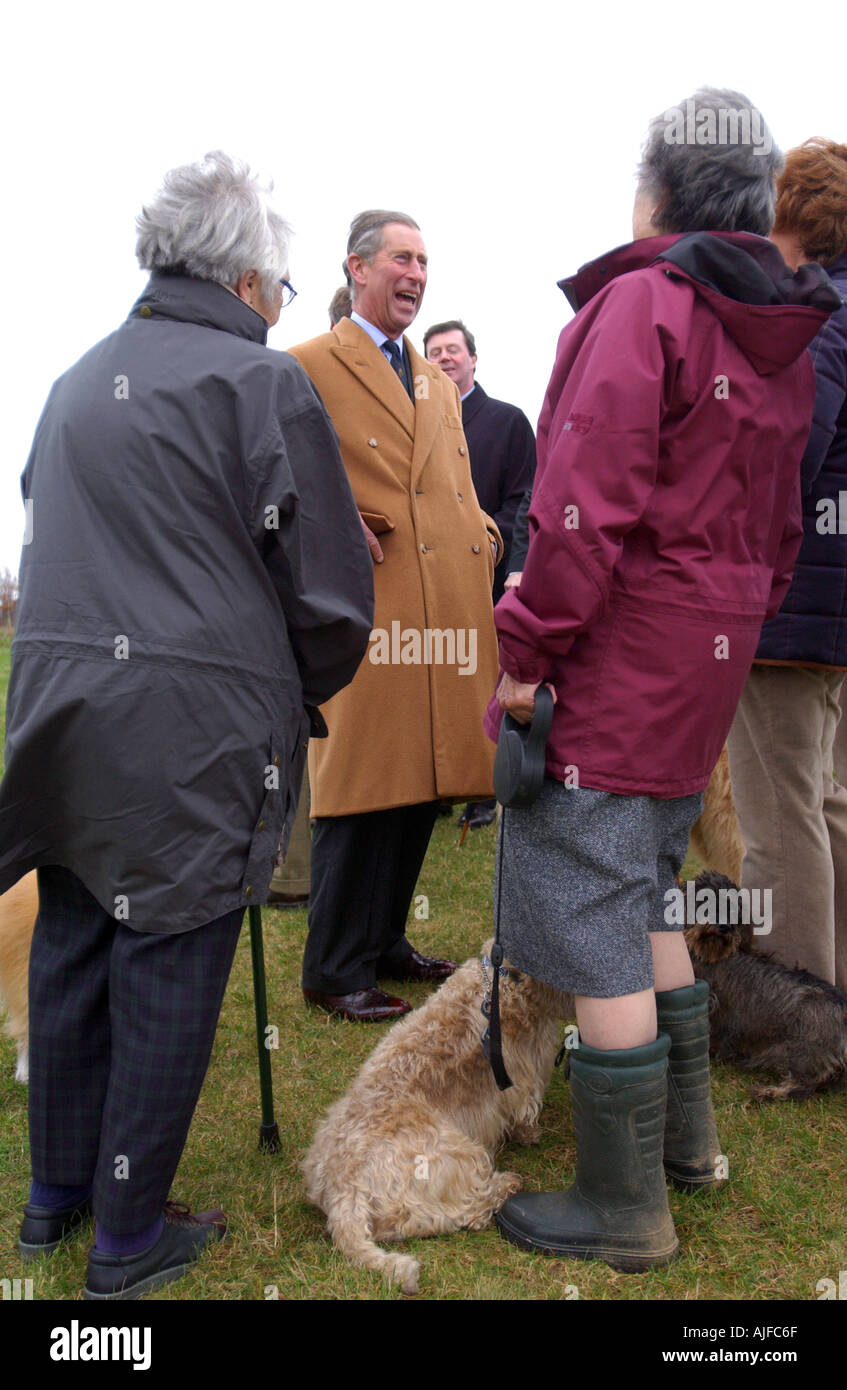 Il principe Carlo incontro un dog owners club durante un impegno ufficiale Foto Stock