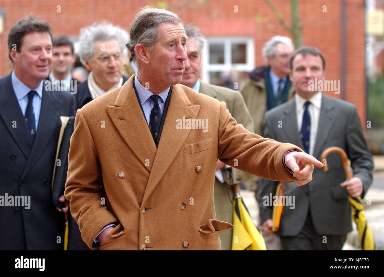 Il principe Carlo fa una passeggiata intorno al Poundbury estate in Dorchester Dorset Regno Unito Foto Stock
