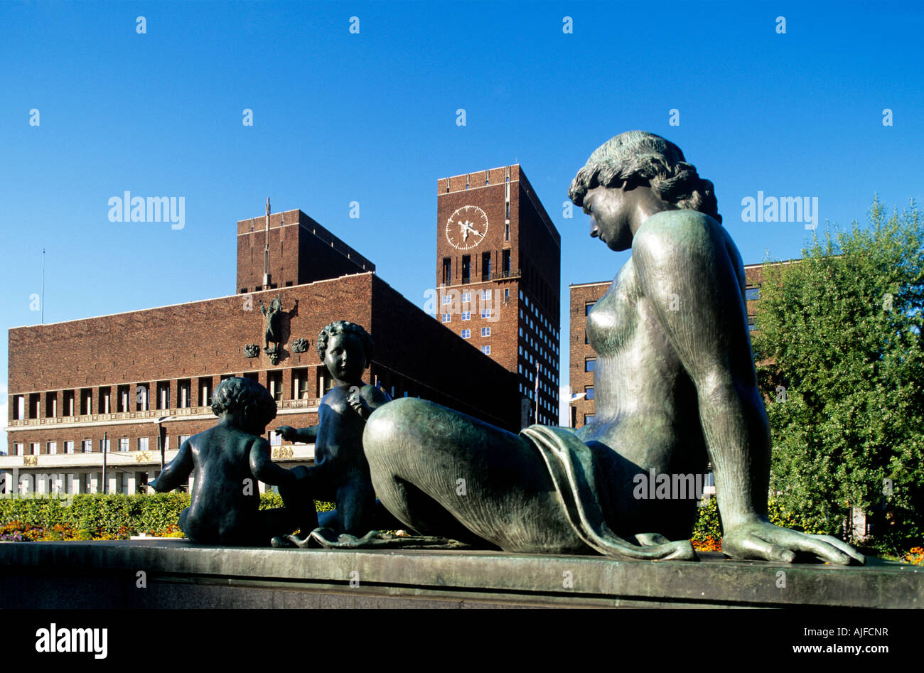 Statua e Municipio di Oslo Foto Stock