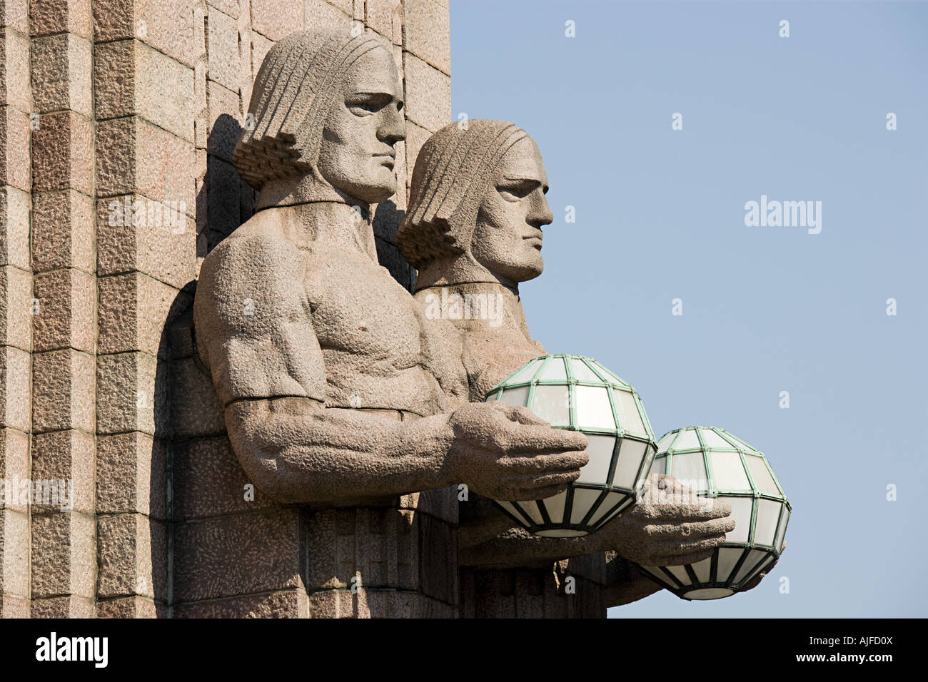 Statue a Helsinki la stazione ferroviaria centrale Foto Stock