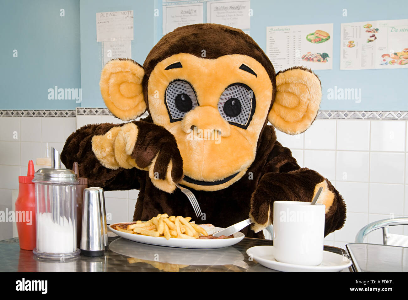 Persona in un costume di scimmia in una caffetteria Foto Stock