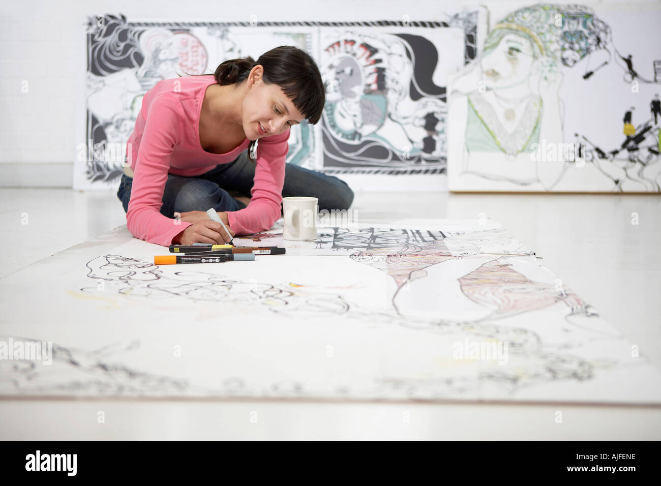 Imprenditrice disegno su carta di grande formato sul pavimento Foto Stock