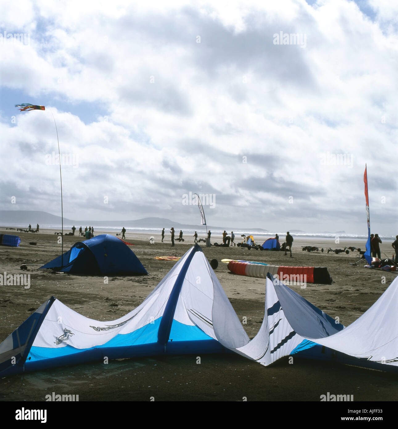 Kite buggying a Pembrey Sands in Carmarthenshire South Wales UK . KATHY DEWITT Foto Stock