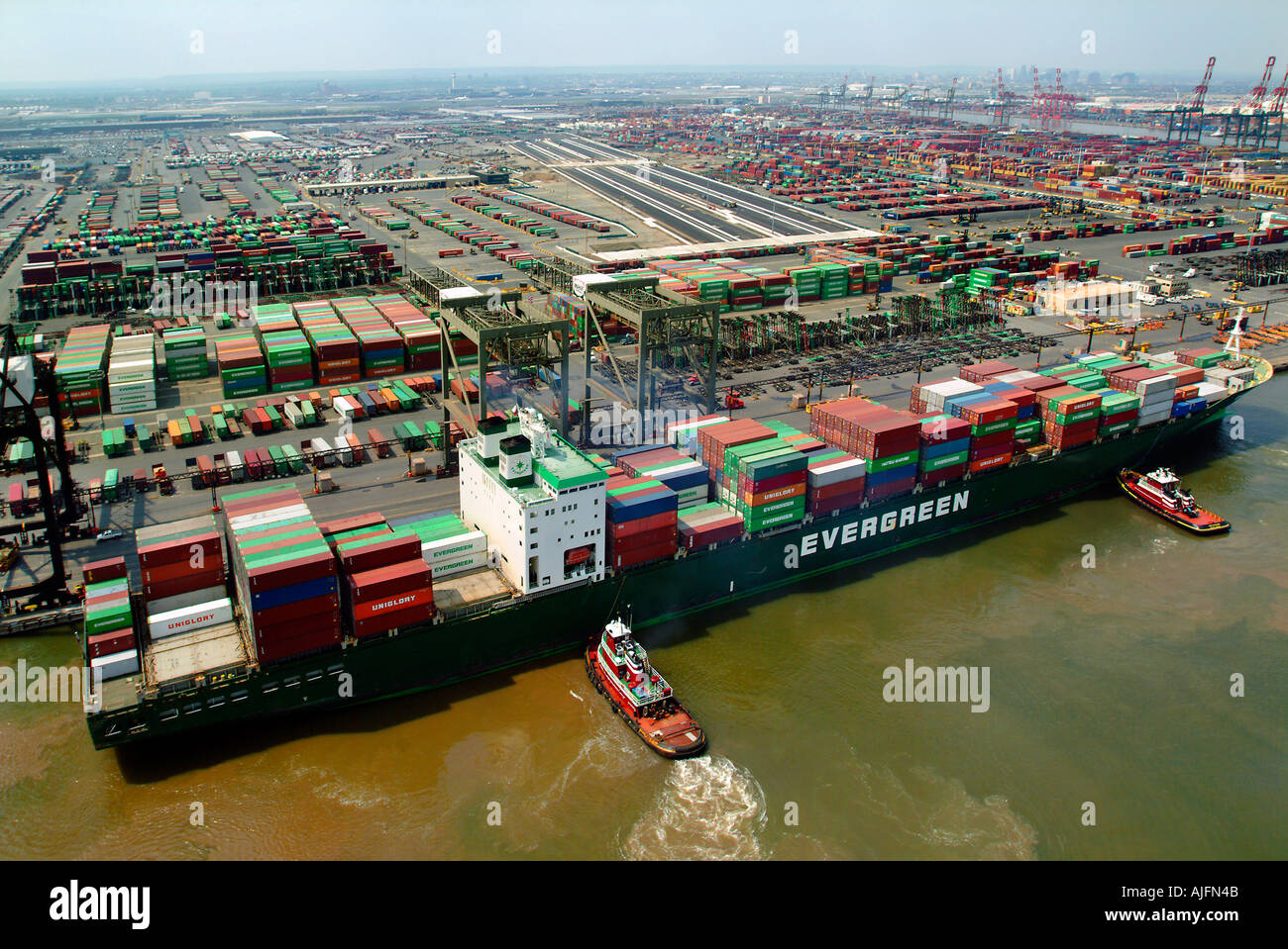 Evergreen nave portacontainer rimorchiatori Docking al terminal Port Elizabeth NJ Foto Stock