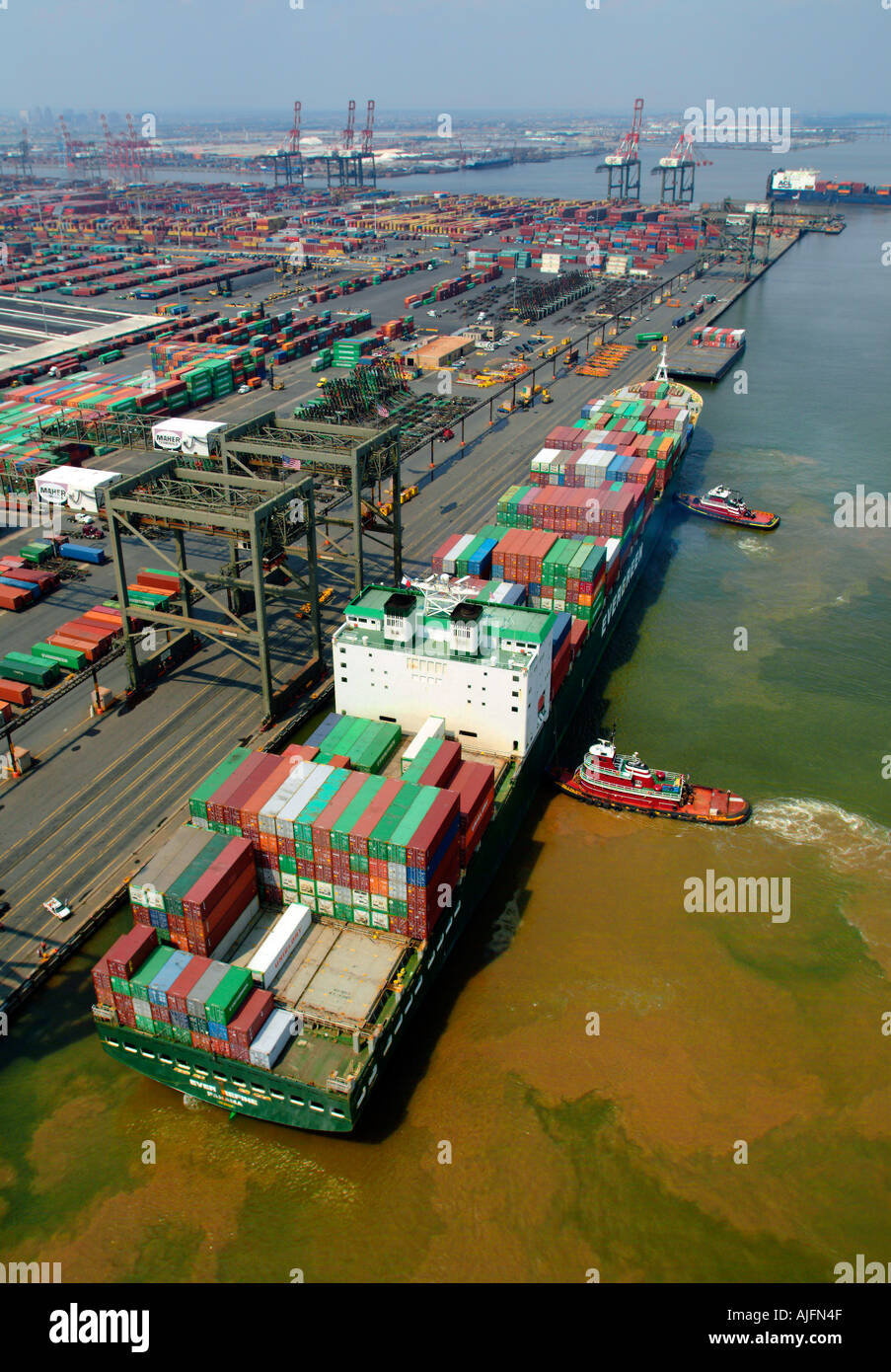 Evergreen nave portacontainer rimorchiatori Docking al terminal Port Elizabeth NJ Foto Stock