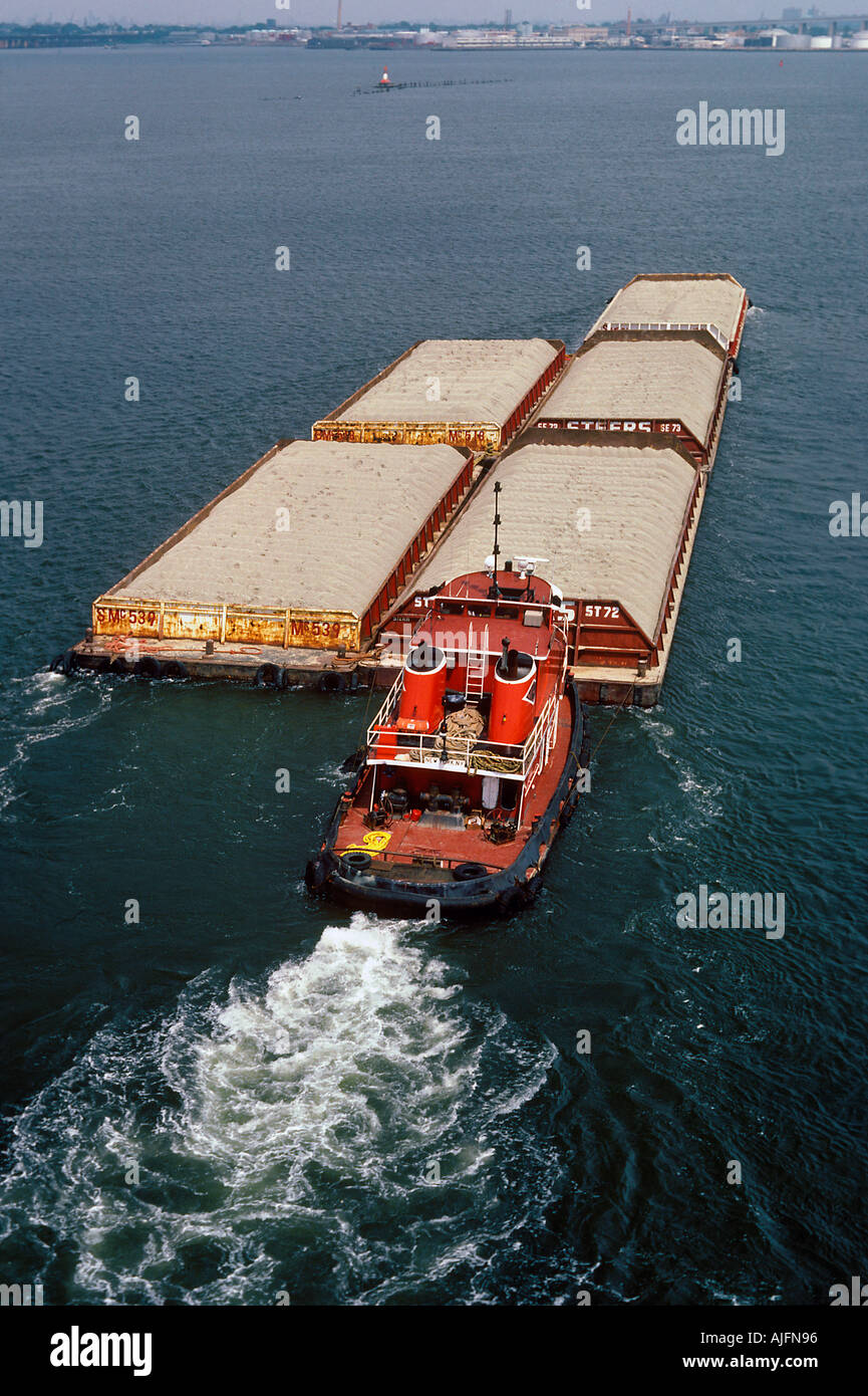 River Barge rimorchiatore che trasportano il pietrisco Bayonne New Jersey Foto Stock