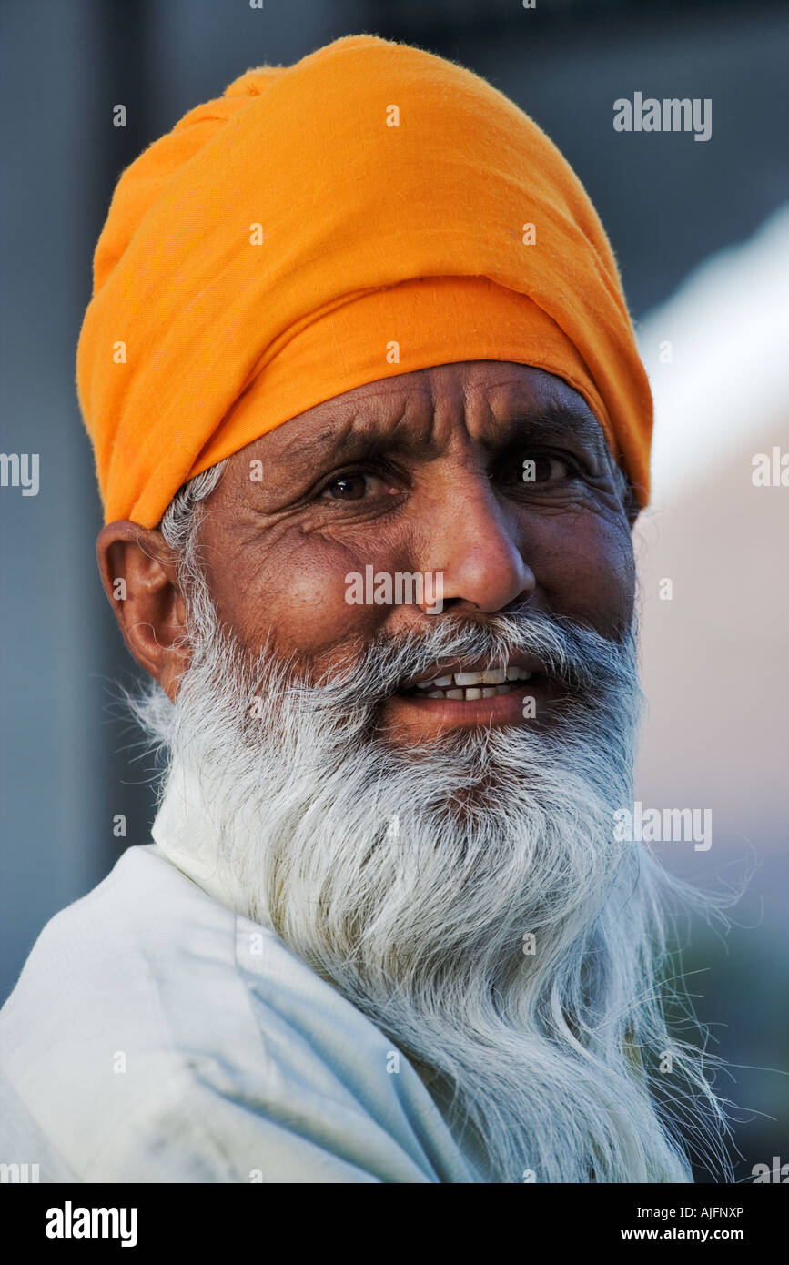 Ritratto di un sacerdote Sikh in Pushkar India Modello rilasciato Foto Stock