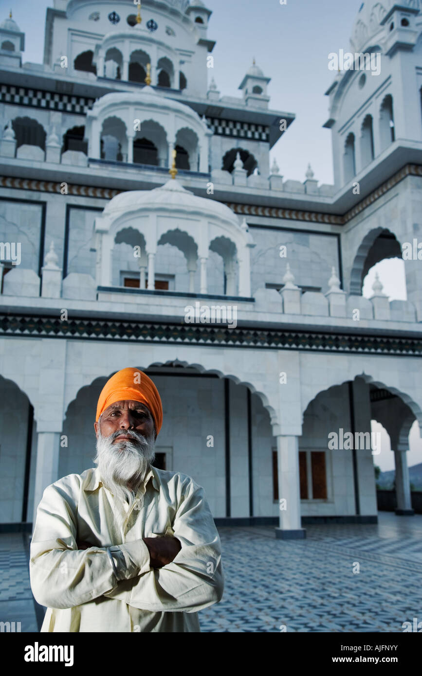 Sacerdote Sikh davanti a un tempio in Pushkar India Foto Stock