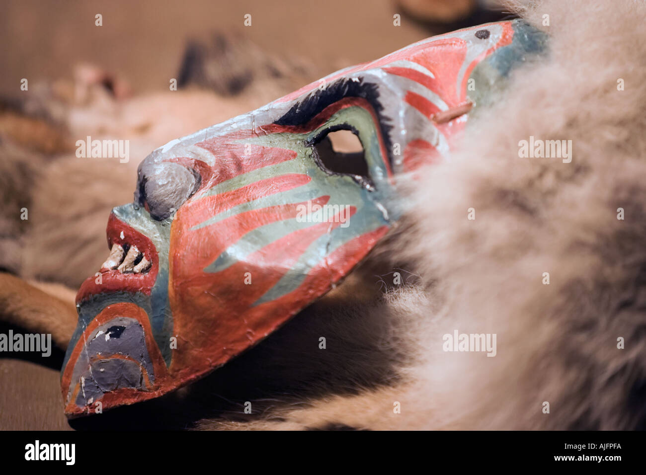 Tradizionale Tlingit s attore maschera indossata durante la narrazione suona presso il Totem Village Casa tribali in Haines Alaska Foto Stock