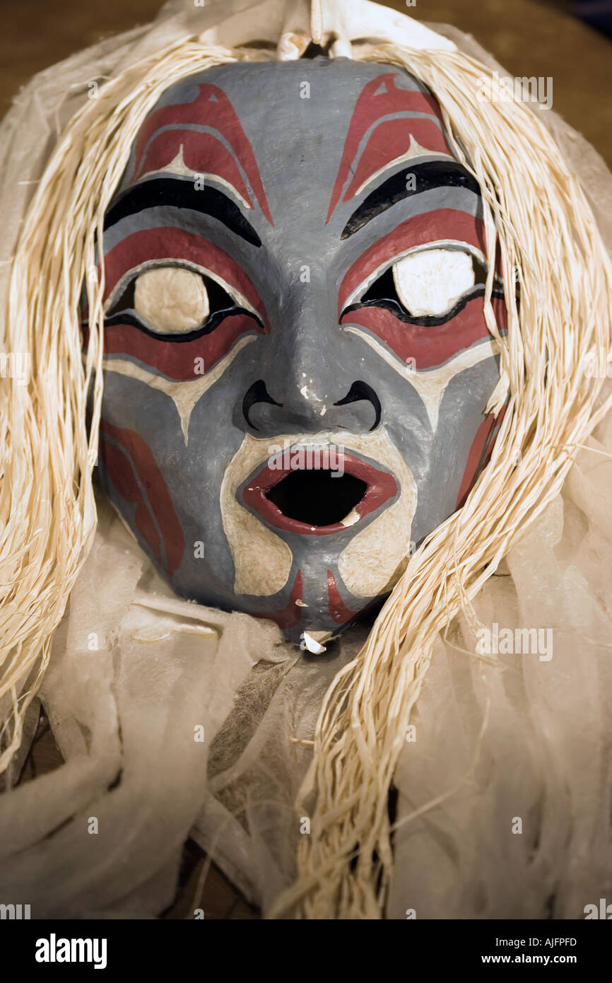 Tradizionale Tlingit s attore maschera indossata durante la narrazione suona presso il Totem Village Casa tribali in Haines Alaska Foto Stock