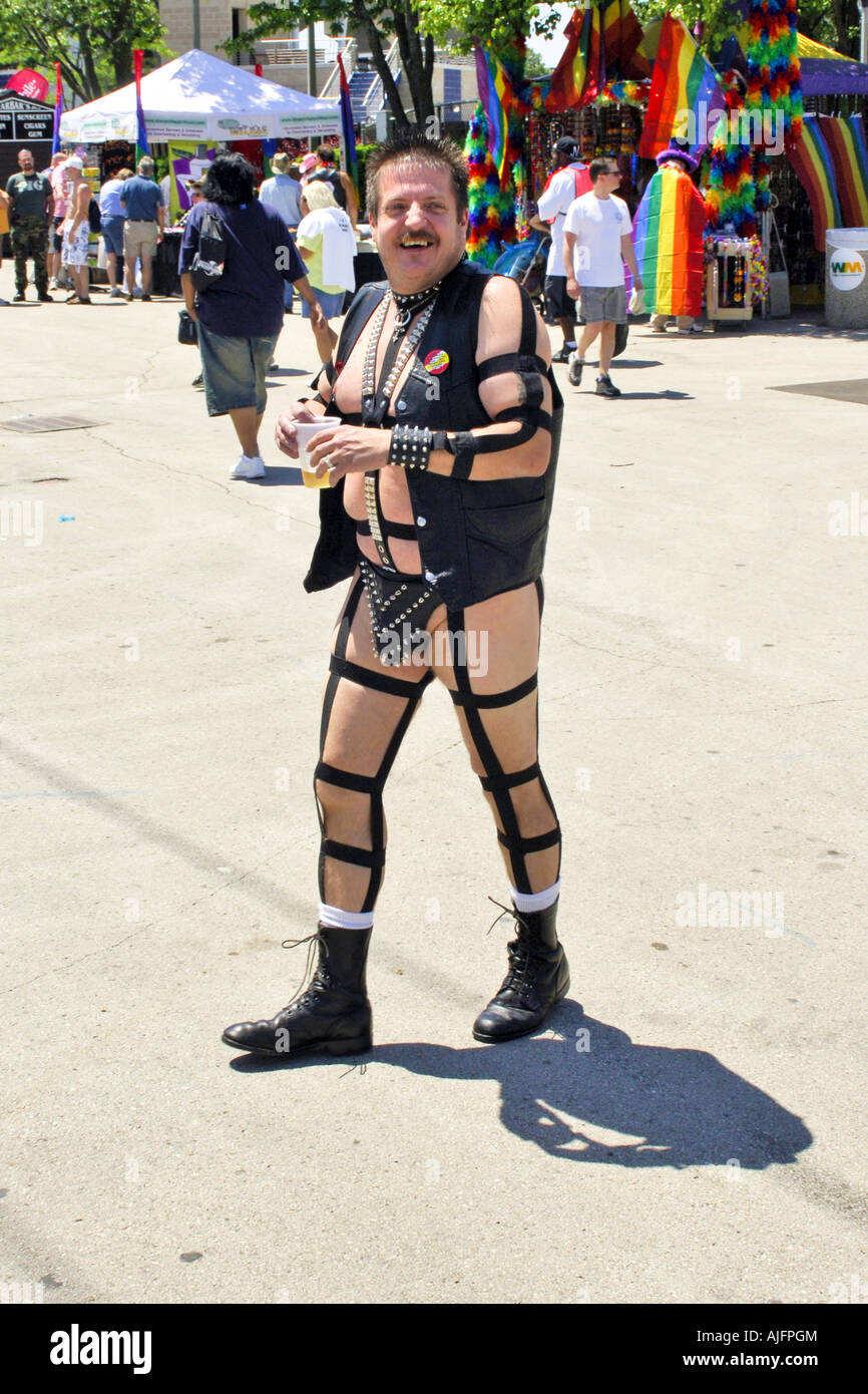 Adult Gay uomo vestito in pelle bondage indumenti al Milwaukee Gay Pride  Festival Foto stock - Alamy