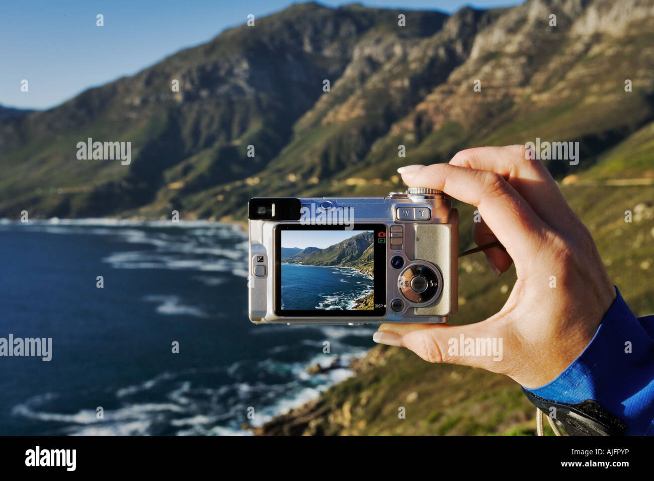 Turistica prendendo una foto della vista mozzafiato sull'oceano Atlantico Città del Capo Sud Africa Foto Stock