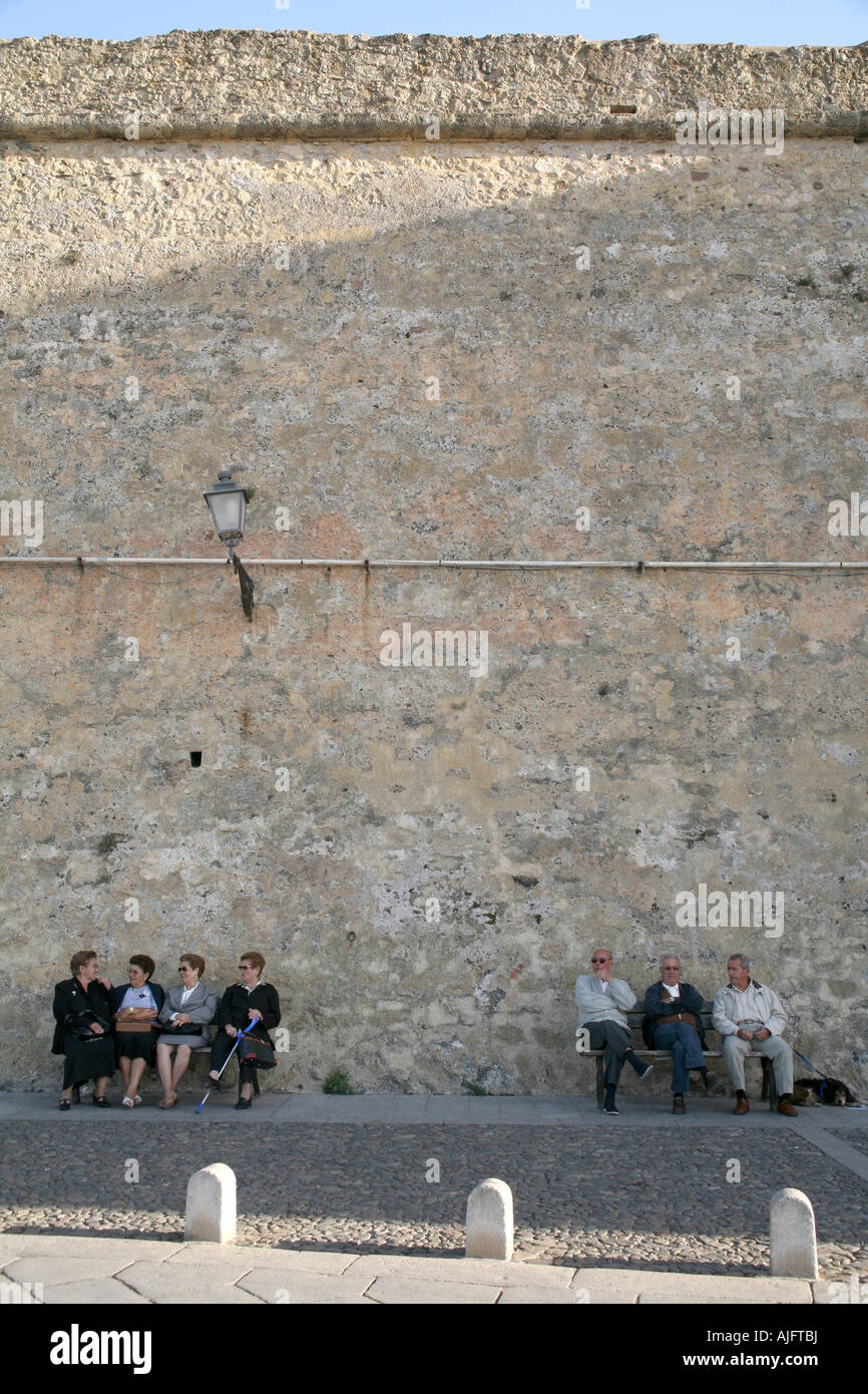 Le coppie rilassante la sera presto sun a Alghero, Sardegna Foto Stock