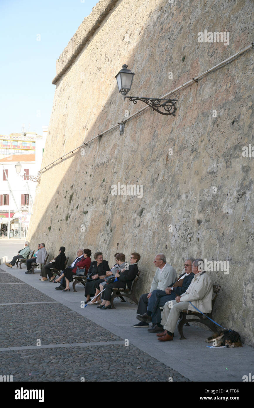 Coppie di anziani rilassante la sera presto sun a Alghero, Sardegna Foto Stock