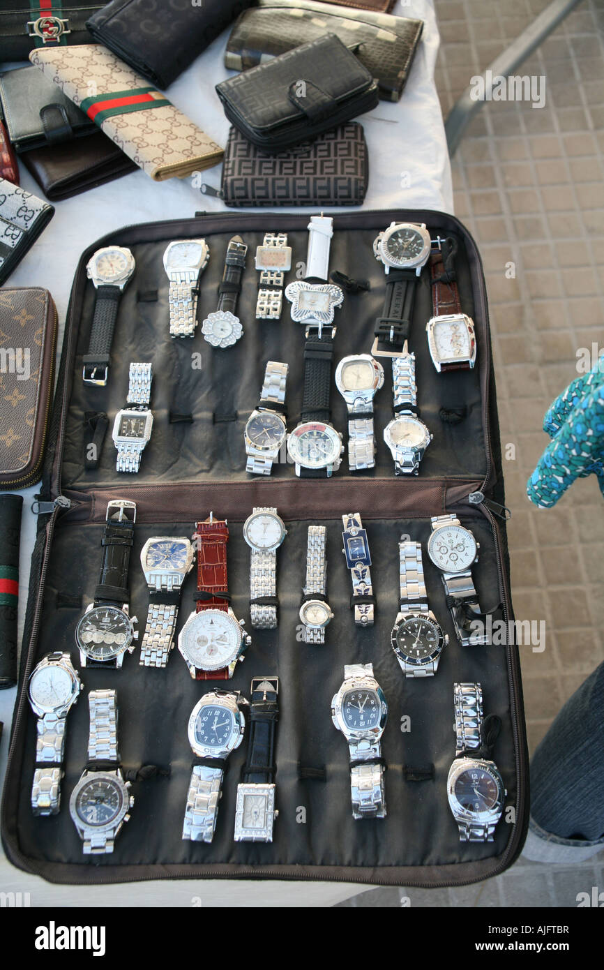 Contraffazione di orologi di design in vendita a Alghero, Sardegna, Italia Foto Stock