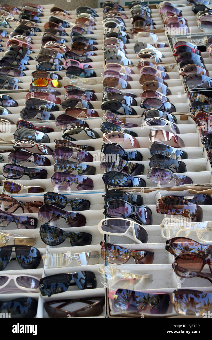 Contraffazione di designer di occhiali da sole in vendita a Alghero, Sardegna, Italia Foto Stock