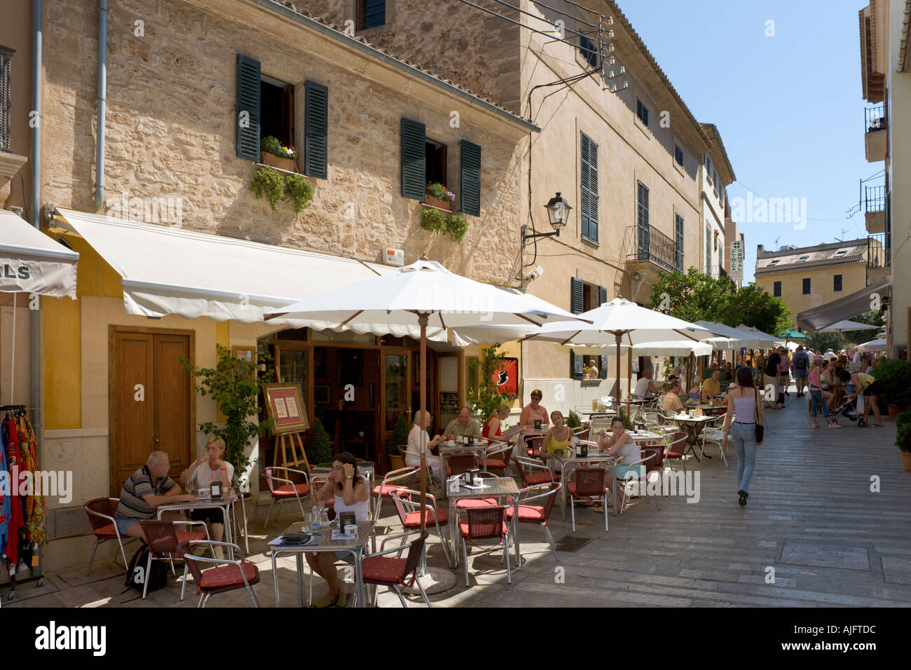 Cafe nella Città Vecchia, Alcudia, Mallorca, Spagna Foto Stock