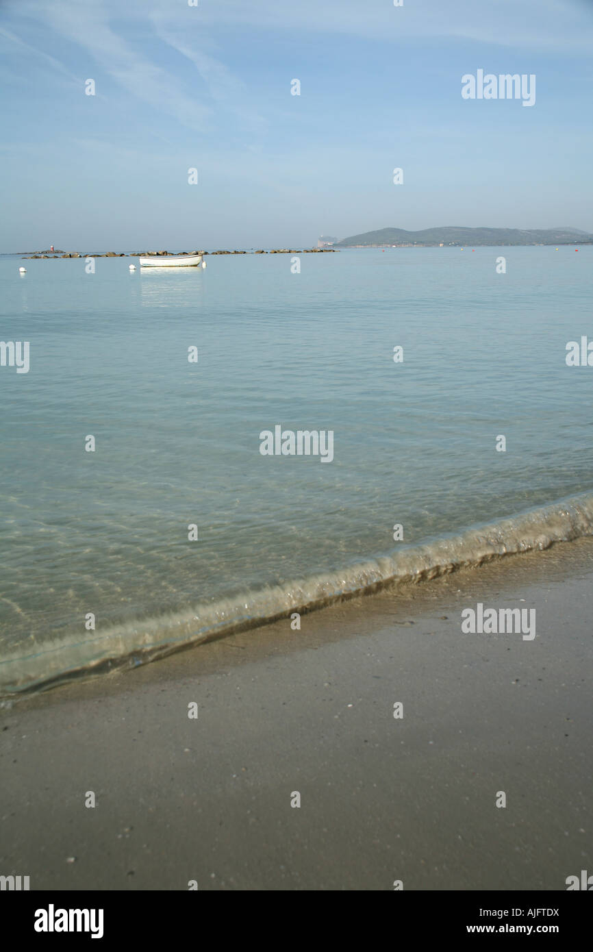 La mattina presto sulla spiaggia di Alghero, Sardegna, Italia Foto Stock