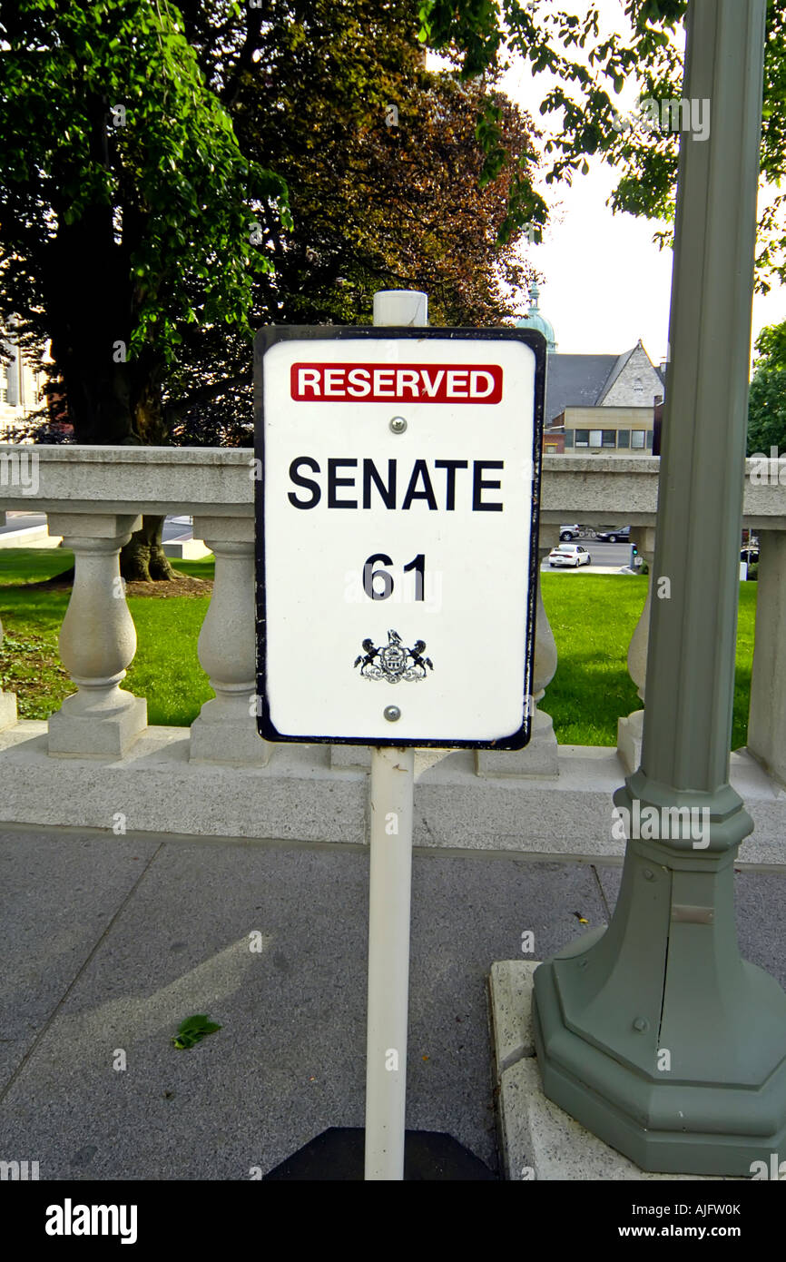 Il parcheggio di veicoli stand numero di senatori allo stato Captol edificio di Harrisburg in Pennsylvania PA Foto Stock