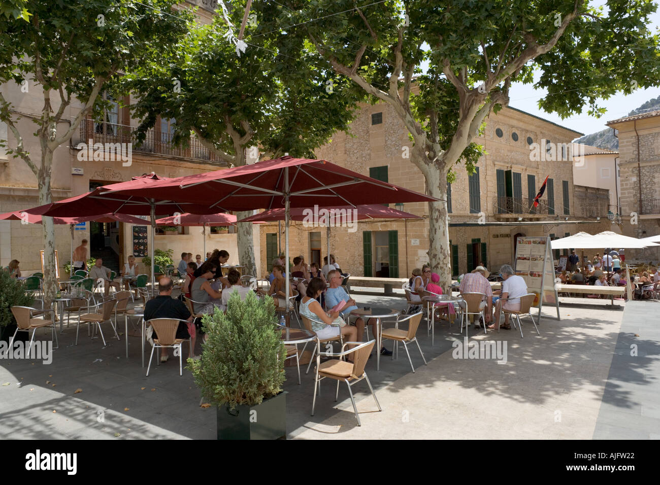 Ristorante a la Plaza Mayor (piazza principale) nella vecchia città di Pollensa (Pollenca), costa Nord, Mallorca, Spagna Foto Stock