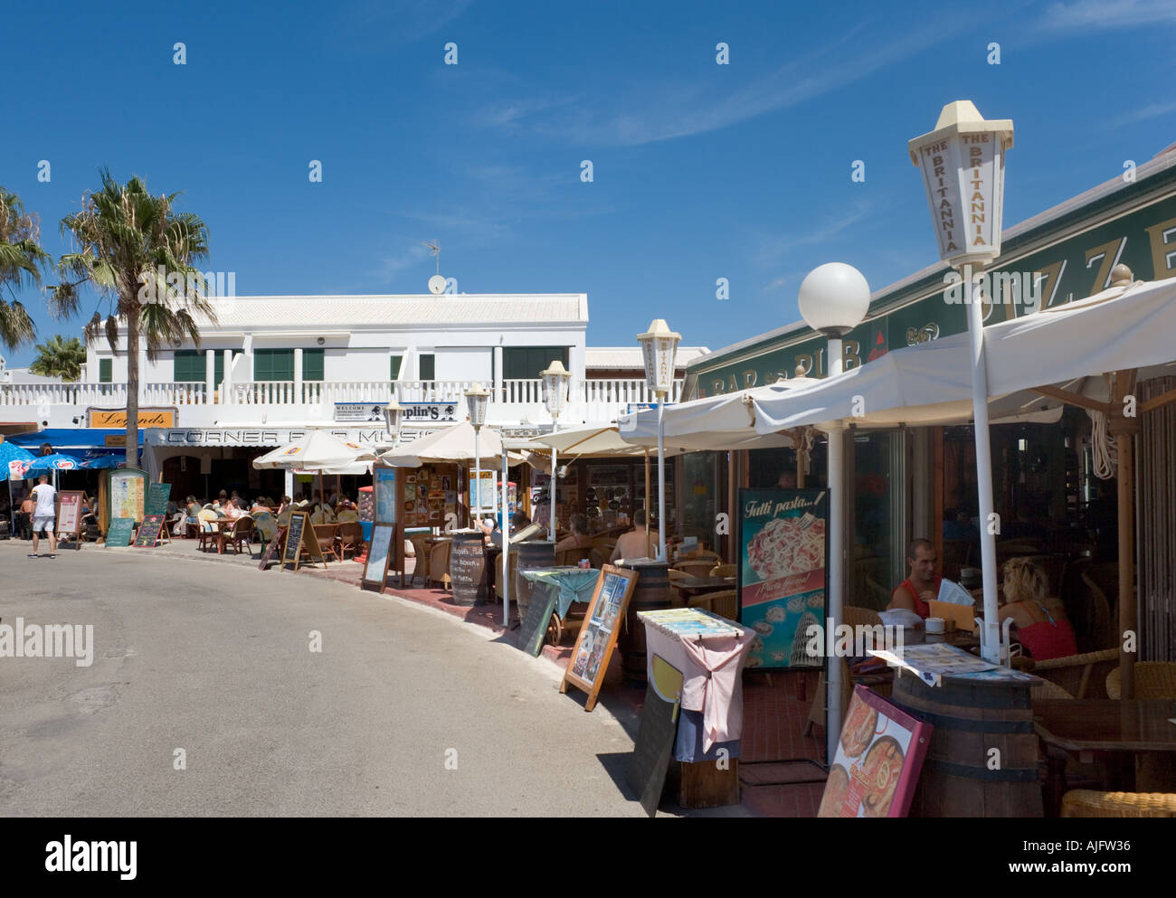 Harbourfront ristorante a Cala'n Bosch, Menorca, isole Baleari, Spagna Foto Stock